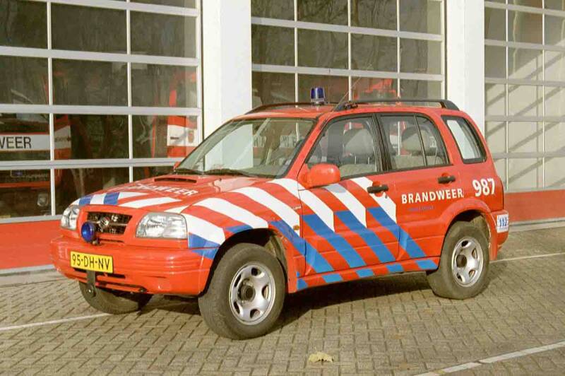 Kenteken: 95-DH-NV Roepnummer: 30-987 Type voertuig: DA-ROGS Merk &amp; Type: Suzuki Grand Vitara 2.0TDi 4WD Opbouw: Bouwjaar: 1999 In dienst: 1999 Uit dienst: 2008. Opmerkingen: Regionaal voertuig.