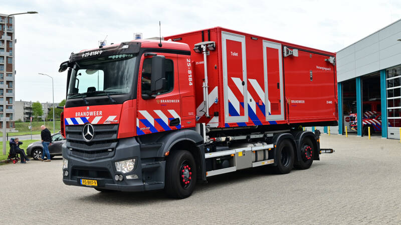 Kenteken: 95-BKF-9 Roepnummer: 25-8184 Type voertuig: HA Merk &amp; Type: Mercedes Benz 2842LENA565(6x4)[Antos] Opbouw: Multilift Bouwjaar: 2017 In dienst: 2017 Uit dienst: Standplaats: Lelystad.