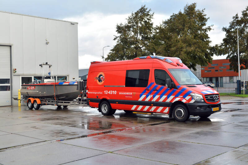 Kenteken: 98-BDR-9 Roepnummer: 12-4310 Type voertuig: WO Merk &amp; Type: Mercedes Benz 519 BleuTEC[Sprinter] Opbouw: Visser Bouwjaar: 2014 In dienst: 2014 Uit dienst: