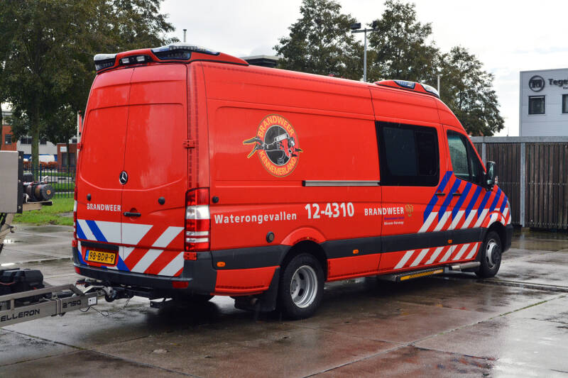 Kenteken: 98-BDR-9 Roepnummer: 12-4310 Type voertuig: WO Merk &amp; Type: Mercedes Benz 519 BleuTEC[Sprinter] Opbouw: Visser Bouwjaar: 2014 In dienst: 2014 Uit dienst: