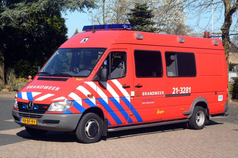 Kenteken: 98-BF-RV Roepnummer: 80-609 > 21-3281 Type voertuig: PM8 Merk &amp; Type: Mercedes Benz 416CDi40[Sprinter] Opbouw: Ziegler Brandweertechniek Bouwjaar: 2002 In dienst: 2002 Uit dienst: 2016