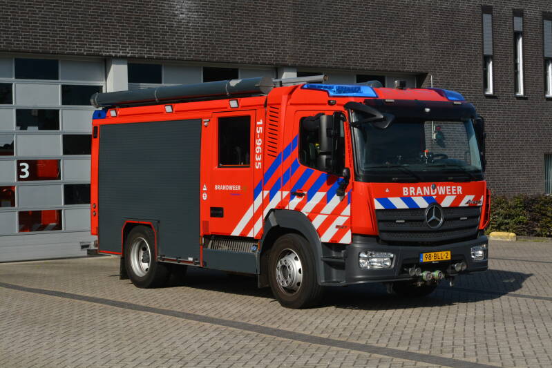 Kenteken: 98-BLL-2 Roepnummer: 15-9635 Type voertuig: TS7 LD3000 HD250 T2000 Merk &amp; Type: Mercedes Benz 1527F36[Atego] Opbouw: Rosenbauer Bouwjaar: 2018 In dienst: 2018 Uit dienst: Standplaats: Regionaal inzetbaar