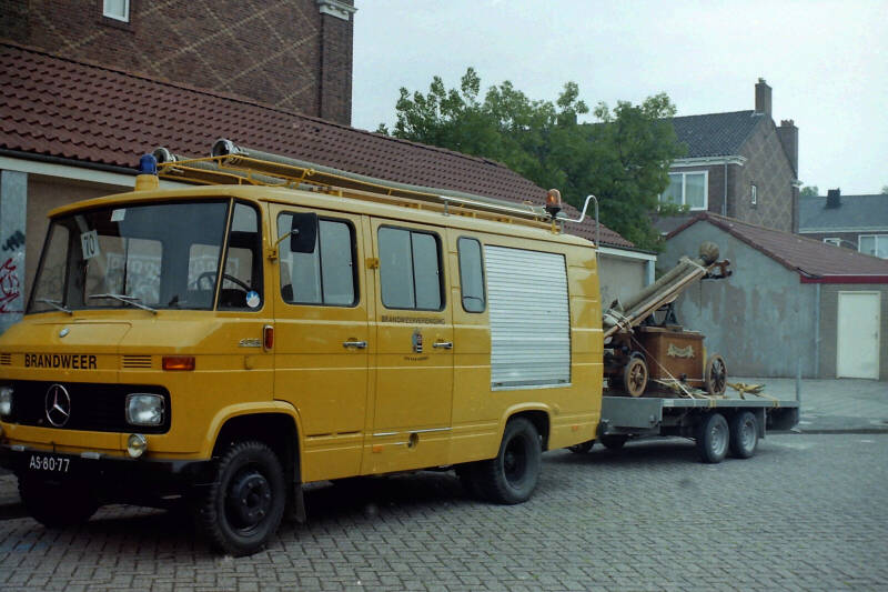 Kenteken: AS-80-77 Roepnummer: 513 Type voertuig: TS9 MD/LD2000 T500 Merk &amp; Type: Mercedes Benz LF408G29 Opbouw: Kronenburg Bouwjaar: 1969 In dienst: 1969 Uit dienst: 1977. Opmerkingen: Als museumobject naast sterkte aanwezig. 