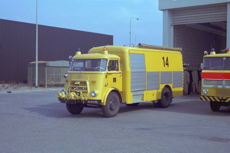 Kenteken: AS-87-92 Roepnummer: 14 > 17 Type voertuig: GM2 [LD-....] Merk &amp; Type: DAF A1600BB425 Opbouw: Kronenburg Bouwjaar: 1970 In dienst: 1970 Uit dienst: 1979 Standplaats: Schiphol (Gem. Haarlemmermeer)