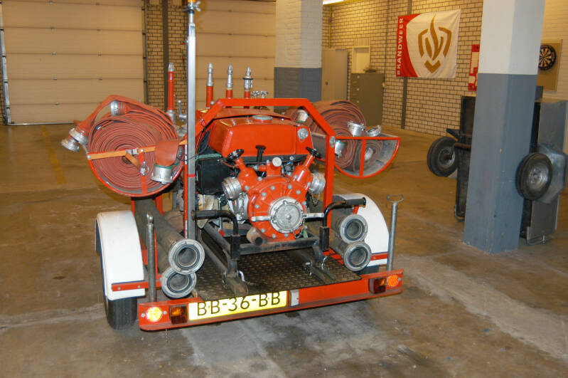 Kenteken: BB-36-BB Roepnummer: 81-781 > 81-886 Type voertuig: HV2 / PM9 Merk &amp; Type: Mercedes Benz LF608D35 Opbouw: Doeschot-Rosenbauer Bouwjaar: 1981 In dienst: 1981 Uit dienst: 2007 Standplaats: Beek en Donk