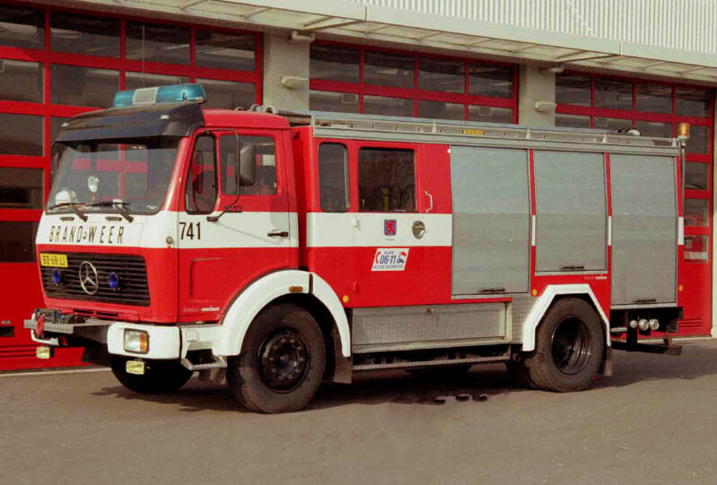Kenteken: BB-68-JJ Roepnummer: 53-741 > 53-611  Type voertuig: TS9 LD2800 HD240 T1500 Merk &amp; Type: Mercedes Benz 1017F36 Opbouw: Doeschot-Rosenbauer Bouwjaar: 1981 In dienst: 1981 Uit dienst: 1996 Regio: Amsterdam-Amstelland