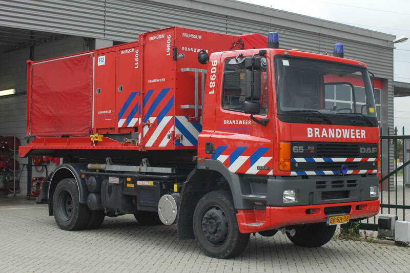 Kenteken: BB-BH-08 Roepnummer: 1885 > 90-987 > 90-981 Type voertuig: HAT Merk &amp; Type: DAF FAV65.210NC400 Opbouw: Leebur Bouwjaar: 1993 In dienst: 1994 Uit dienst: 2016. Opmerkingen: Regio voertuig. Afkomstig van magazijn Margraten. Naar Maastricht - Zuid.