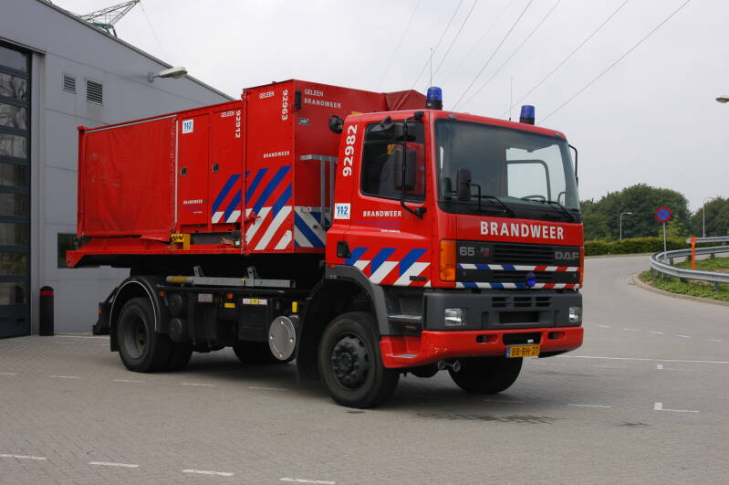 Kenteken: BB-BH-27 Roepnummer: 1886 > 92-982 Type voertuig: HA Merk &amp; Type: DAF FAV65.210NC400 Opbouw: Leebur Bouwjaar: 1993 In dienst: 1993 Uit dienst: 201.. Opmerkingen: Naar brandweer Stein (24-3581)