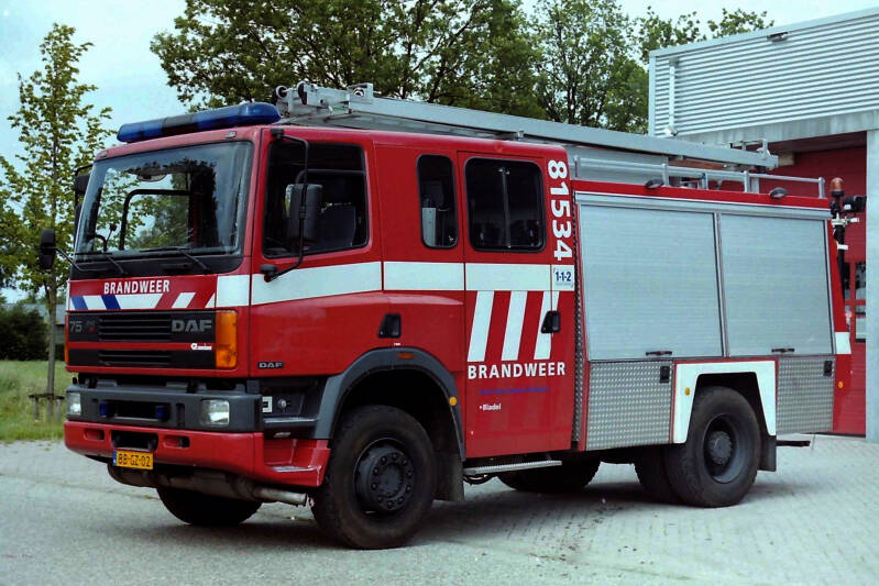 Kenteken: BB-GZ-02 Roepnummer: 525 > 81-534 Type voertuig: TS9 LD3000 HD250 T2400 Merk &amp; Type: DAF FFV75.240RC365 Opbouw: Rosenbauer Nederland Bouwjaar: 1994 In dienst: 1994 Uit dienst: 2011 Geëxporteerd naar: Polen (Staniątka)