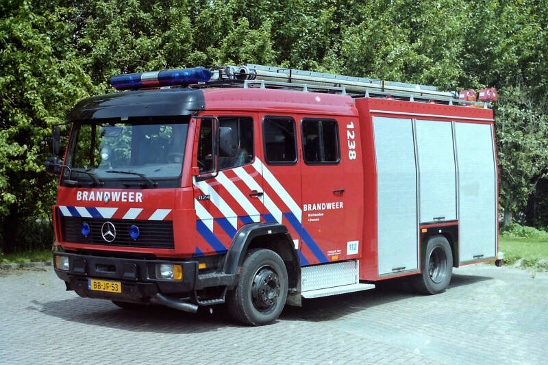 Kenteken: BB-JF-53 Roepnummer: 802 > 1238 Type voertuig: TS8 LD3000 HD275 T1500 Merk &amp; Type: Mercedes Benz 1124F36[Ecol] Opbouw: Touw-Godiva Bouwjaar: 1994 In dienst: 1994 Uit dienst: 2011.Opmerkingen: Naar Oudenbosch, gemeente Halderberge. 