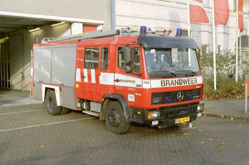 Kenteken: BB-JR-97 Roepnummer: 746 > 04-1633 Type voertuig: TS9 LD3000 HD250 T2000 Merk &amp; Type: Mercedes Benz 1124F36[Ecol] Opbouw: Rosenbauer Bouwjaar: 1994 In dienst: 2000 Uit dienst: 2012. Geëxporteerd naar: Argentië (Del Campillo)