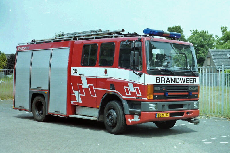Kenteken: BB-NB-17 Roepnummer: 533 > 534 > 6534 Type voertuig: TS8 LD3000 HD240 T1500 Merk &amp; Type: DAF FF65.210NC380 Opbouw: Touw-Godiva Bouwjaar: 1994 In dienst: 1994 Uit dienst: 2015. Naar Argentië