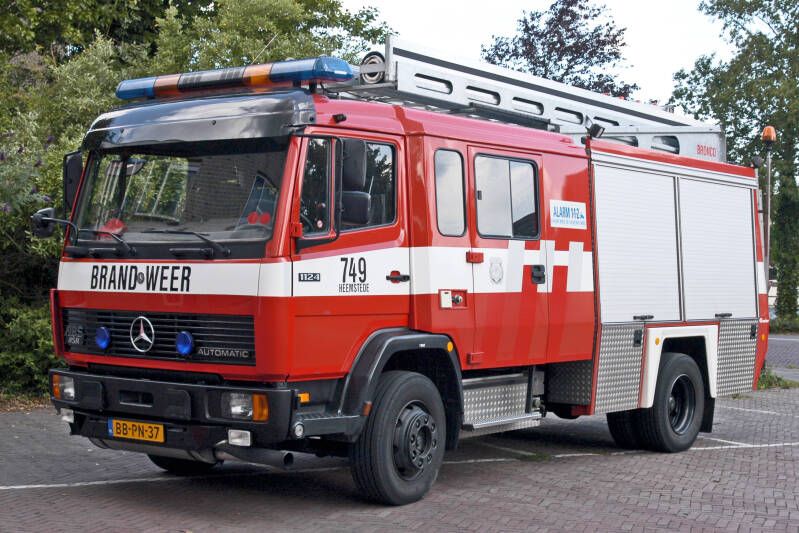 Kenteken: BB-PN-37 Roepnummer: 54-749 Type voertuig: TS8 LD3000 HD250 T1500 Merk &amp; Type: Mercedes Benz 1124F36[Ecol] Opbouw: Rosenbauer Nederland Bouwjaar: 1994 In dienst: 1994 Uit dienst: 2011.Geëxporteerd naar: Argentinië (Lomas de Zamora) 