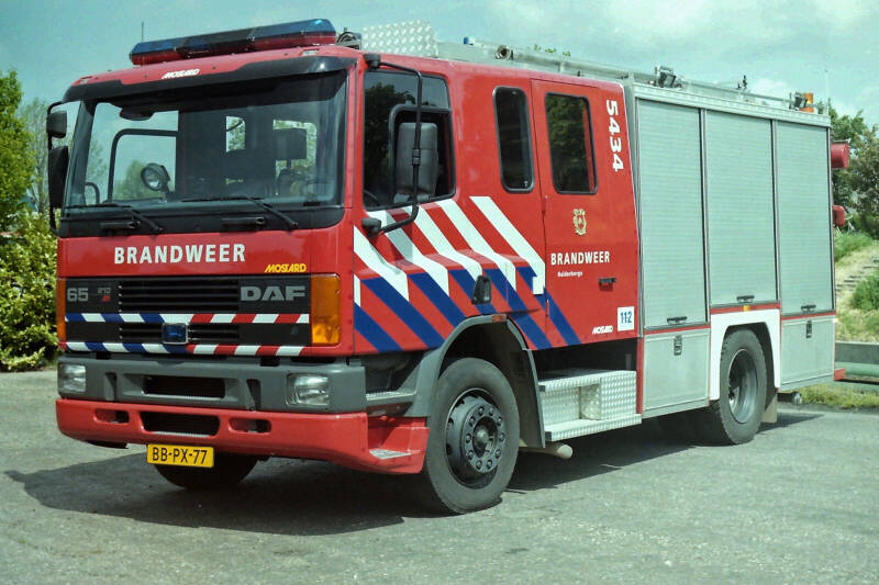 Kenteken: BB-PX-77 Roepnummer: 647 > 5434 Type voertuig: TS9 LD3000 HD240 T2000 Merk &amp; Type: DAF FF65.210NC380 Opbouw: Mostard-Godiva Bouwjaar: 1995 In dienst: 1995 Uit dienst: 2015 