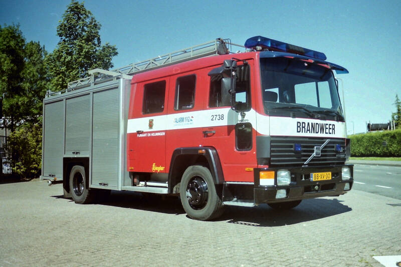 Kenteken: BB-XV-30 Roepnummer: 20-2738 > 20-2739 > 20-1137 Type voertuig: TS9 LD2800 HD265 T1500 Merk &amp; Type: Volvo FL614-37 Opbouw: Ziegler Brandweertechniek Bouwjaar: 1995 In dienst: 1995 Uit dienst: 2016