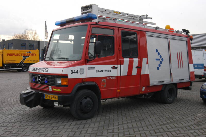 Kenteken: BB-XV-94 Roepnummer: 66-844 > 16-2161 Type voertuig: SB6 [T-/750] Merk &amp; Type: Mercedes Benz 814FD37[Ecol] Opbouw: Schmitz-OneSeven Bouwjaar: 1995 In dienst: 2003 Uit dienst: 2018 Opmerkingen: Ombouw uit HV-2/PM (66-889)