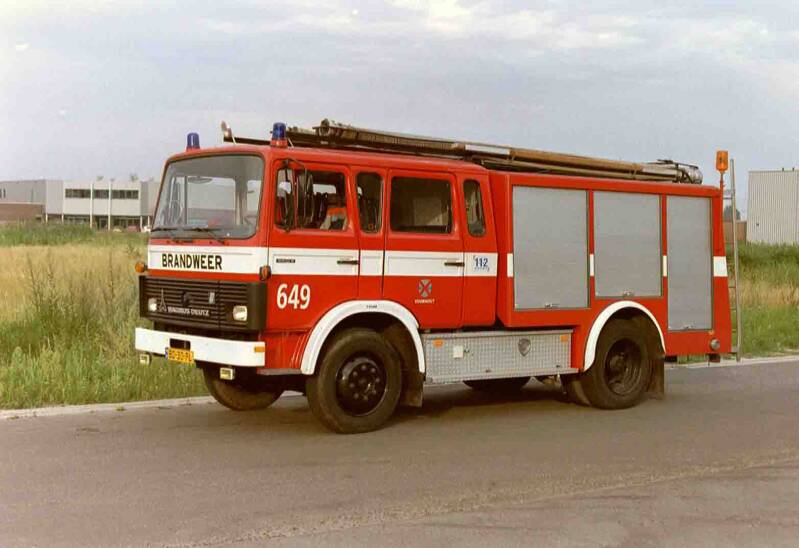 Kenteken: BD-30-PL Roepnummer: 645 > 649 Type voertuig: TS9 LD2800 HD240 T1500 Merk &amp; Type: Magirus-Deutz 160M11F Opbouw: Motorkracht-Magirus Bouwjaar: 1981 In dienst: 1981 Uit dienst: 2014. Opmerkingen: Sinds 1998 tbv oefeningen.