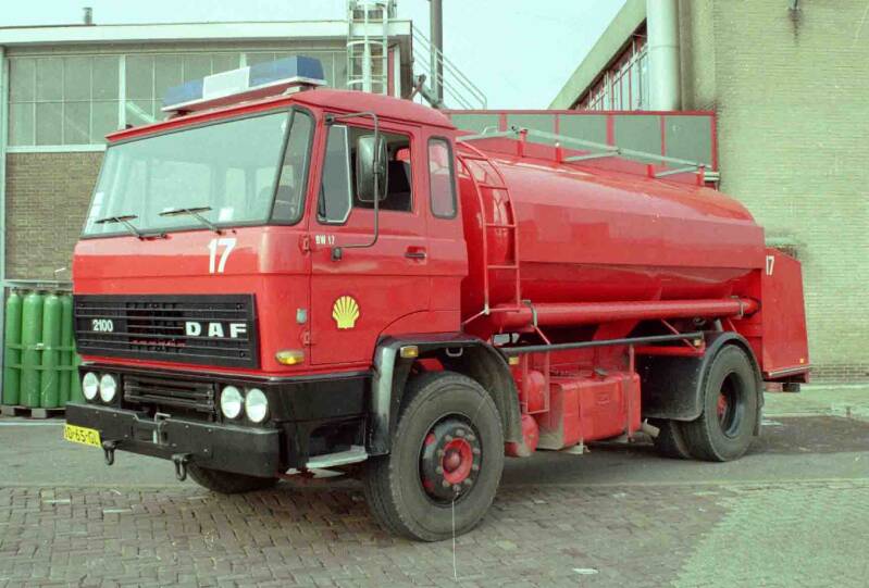 Roepnummer: BW17 Kenteken: BD-65-GL Type voertuig: TW-SV [T-/10000] Merk &amp; Type: DAF FA2105DH400 Opbouw: van Dijssel Bouwjaar: 1982 In dienst: 1982 Uit dienst: 19.. Standplaats: Pernis.Geëxporteerd naar: Duitsland (Shell Köln-Godorf) 