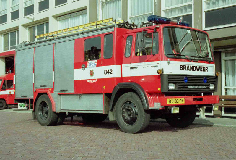 Kenteken: BD-83-FK Roepnummer: 4 > 842 > 602 Type voertuig: TS8 LD2500 HD300 T2000 Merk &amp; Type: Magirus Deutz 160M13FL Opbouw: Doeschot-Rosenbauer Bouwjaar: 1981 In dienst: 1981 Uit dienst: 1993
