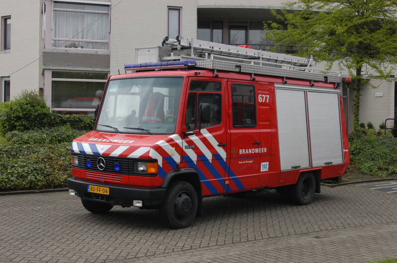 Kenteken: BD-FF-06 Roepnummer: 606 > 677 > 22-4371 Type voertuig: Mercedes Benz 814FD37[Ecov] Merk &amp; Type: TS9 LD2500 HD250 T800 Opbouw: Rosenbauer Bouwjaar: 1995 In dienst: 1995 Uit dienst: 2013.Geëxporteerd naar: Duitsland (Schachtebig) 