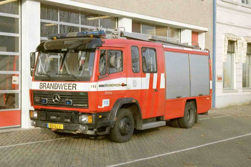 Kenteken: BD-GJ-21 Roepnummer: 743 > 04-1631 Type voertuig: TS8 LD3000 HD250 T1500 Merk &amp; Type: Mercedes Benz 1124F36[Ecol] Opbouw: Rosenbauer Bouwjaar: 1995 In dienst: 1995 Uit dienst: 2010.Geëxporteerd naar: Argentinië (Vedia) 