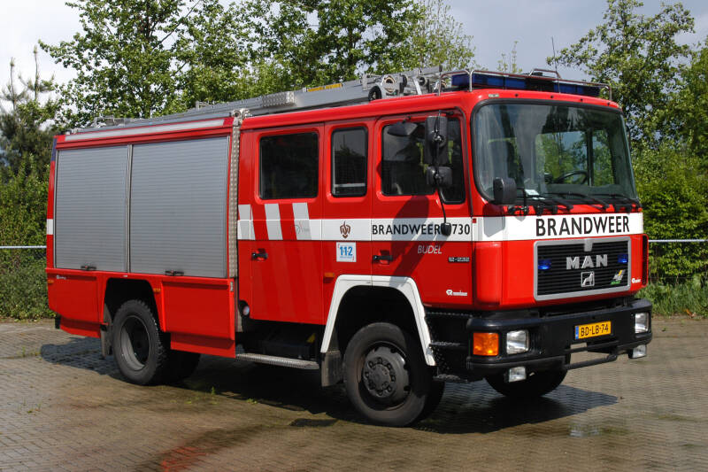 Kenteken: BD-LB-74 Roepnummer: 621 > 81-730 > 22-1741 Type voertuig: TS9 LD3000 HD250 T2400 Merk &amp; Type: MAN 12.232FA[M90] Opbouw: Rosenbauer Nederland Bouwjaar: 1996 In dienst: 1996 Uit dienst: 2017. Geëxporteerd naar: Tsjechië (Hevlín)