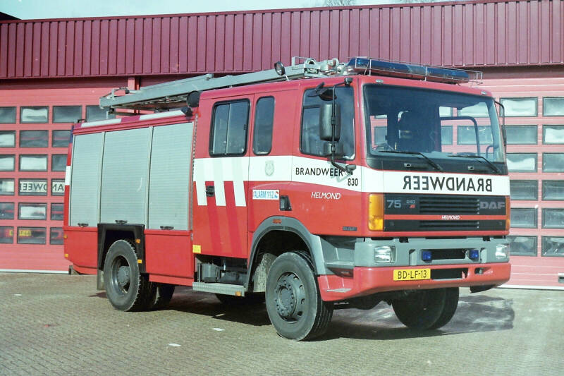 Kenteken: BD-LF-13 Roepnummer: 731 > 81-830 > 22-3241 Type voertuig: TST6 LD3000 HD250 T2400 Merk &amp; Type: DAF FFV75.240RC365 Opbouw: Kronenburg Bouwjaar: 1996 In dienst: 1996 Uit dienst: 2012.Opmerkingen: ROC-Bedrijfsschool Engelse Tuin (22-2341) 