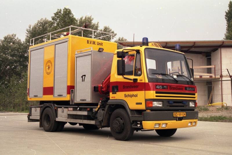 Kenteken: BD-VV-04 Roepnummer: 930 Kenteken: BD-VV-04 Type voertuig: HA Merk &amp; Type: DAF FA45.160-11CE365 Opbouw: Mucar-Leebur Bouwjaar: 1996 In dienst: 1996 Uit dienst: 2005 Standplaats: Schiphol (Gem Haarlemmermeer