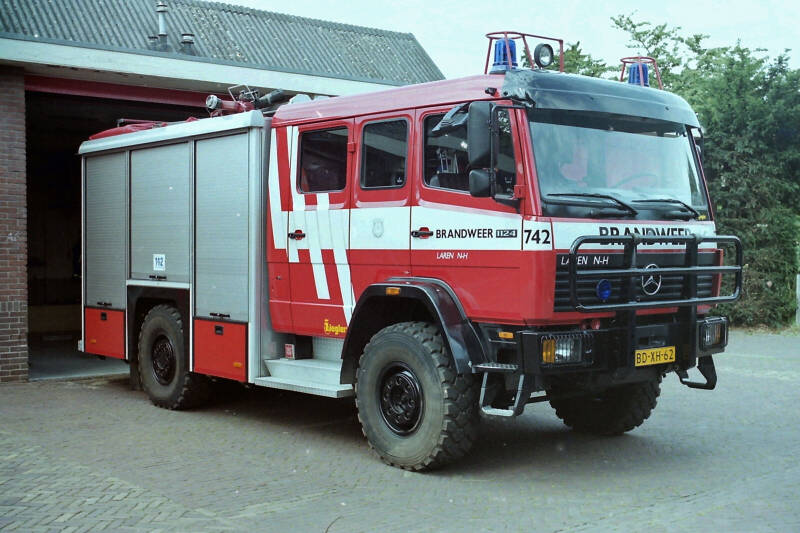 Kenteken: BD-XH-62 Roepnummer: 742 > 14-2341 Type voertuig: TS9 LD3000 HD260 T2500 P100 Merk &amp; Type: Mercedes Benz 1124AFE36[Ecol] Opbouw: Ziegler Brandweertechniek Bouwjaar: 1996 In dienst: 1996 Uit dienst: 2014. Geëxporteerd naar: Argentinië 