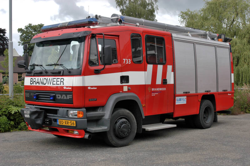 Kenteken: BD-XR-56 Roepnummer: 733 > 06-8832 Type voertuig: TS8 LD3000 HD250 T1500 Merk &amp; Type: DAF FF55.210-13CE360 Opbouw: Rosenbauer-Kronenburg Bouwjaar: 1996 In dienst: 1996 Uit dienst: 2012. Opmerkingen: Voertuig mee verhuisd naar Gendringen.