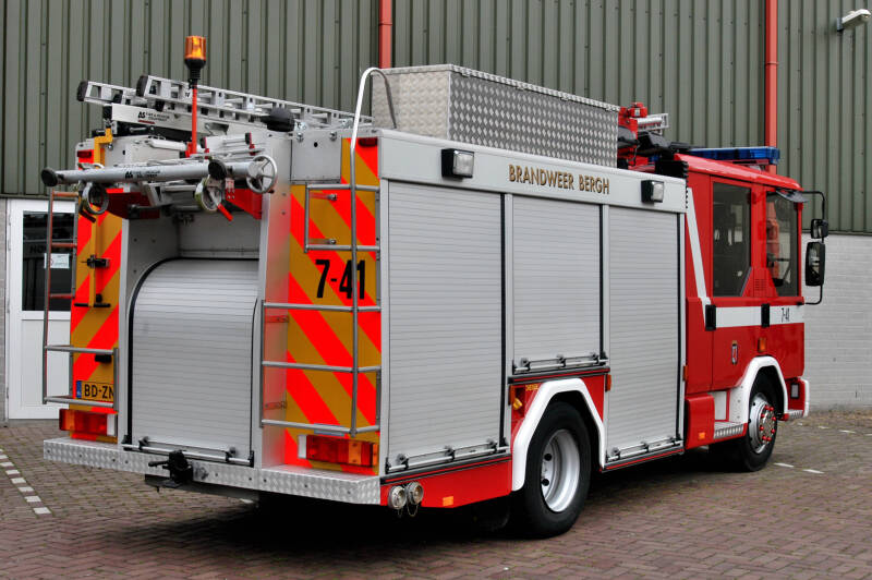 Kenteken: BD-ZN-35 Roepnummer: 40-741 > 06-8731 Type voertuig: TS6 LD3250 HD300 T1860 Merk &amp; Type: Dennis Rapier F88 Opbouw: John Dennis-Godiva Bouwjaar: 1996 In dienst: 1996 Uit dienst: 2016 Standplaats: 's Heerenberg