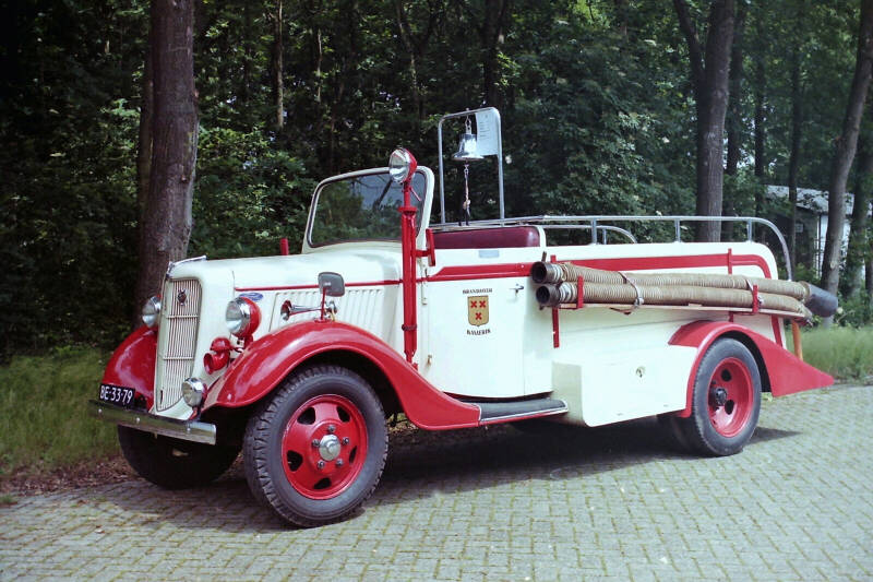 Kenteken: L-22411 > NJ-13-66 > BE-33-79 Type voertuig: AS10 LD2000 Merk &amp; Type: Ford V8 Opbouw: Trapman-Kronenburg Bouwjaar: 1936 In dienst: 1936 Uit dienst: 1962. Opmerkingen: Museumobject in bezit brandweer. 