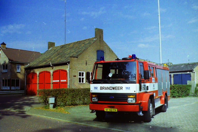 Kenteken: BF-43-TV Roepnummer: 748 > 632 Type voertuig: TS10 LD2800 HD250 T2000 Merk &amp; Type: Ford 1215 Cargo[Custom] Opbouw: den Hartog-Bachert Bouwjaar: 1982 In dienst: 1982 Uit dienst: 1999 Opmerkingen: Verkocht aan bedrijfsbrandweer Twentse Kabel Fabri