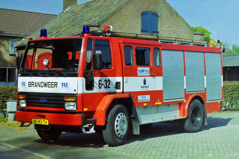 Kenteken: BF-43-TV Roepnummer: 748 > 632 Type voertuig: TS10 LD2800 HD250 T2000 Merk &amp; Type: Ford 1215 Cargo[Custom] Opbouw: den Hartog-Bachert Bouwjaar: 1982 In dienst: 1982 Uit dienst: 1999 Opmerkingen: Verkocht aan bedrijfsbrandweer Twentse Kabel Fabri