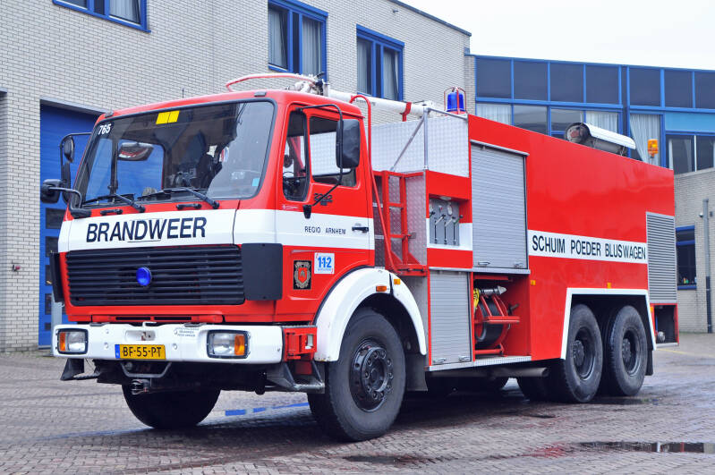 Kenteken: BF-55-PT Roepnummer: 39-765  Type voertuig: SPB2 LD2600 T7000/700 P500 Merk &amp; Type: Mercedes Benz 2232-47 Opbouw: Kronenburg Bouwjaar: 1982 In dienst: 1982 Uit dienst: 2009 Geëxporteerd naar: Kroatië
