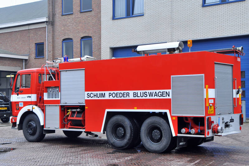 Kenteken: BF-55-PT Roepnummer: 39-765  Type voertuig: SPB2 LD2600 T7000/700 P500 Merk &amp; Type: Mercedes Benz 2232-47 Opbouw: Kronenburg Bouwjaar: 1982 In dienst: 1982 Uit dienst: 2009 Geëxporteerd naar: Kroatië