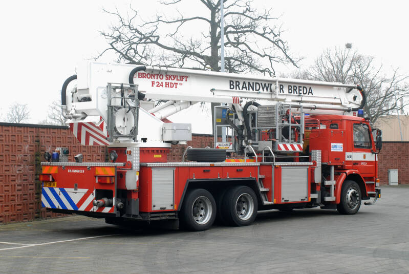Kenteken: BF-BB-37 Roepnummer: 6151 Type voertuig: HW-24 Merk &amp; Type: Scania P113HL6x2Z Opbouw: Bronto-Skylift Bouwjaar: 1996 In dienst: 1996. Opmerkingen: Naar brandweer Tilburg-Vossenberg (6751)