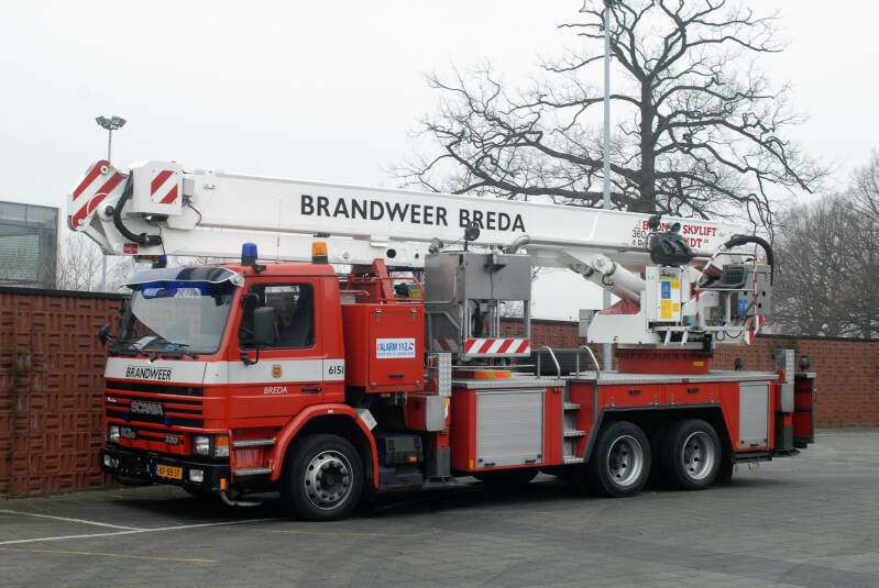 Kenteken: BF-BB-37 Roepnummer: 6151 Type voertuig: HW-24 Merk &amp; Type: Scania P113HL6x2Z Opbouw: Bronto-Skylift Bouwjaar: 1996 In dienst: 1996. Opmerkingen: Naar brandweer Tilburg-Vossenberg (6751)