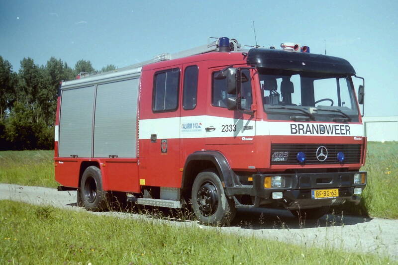 Kenteken: BF-BG-63 Roepnummer: 2333 Type voertuig: TS8 LD3000 HD250 T1500 Merk &amp; Type: Mercedes Benz 1124F36[Ecol] Opbouw: Rosenbauer-Kronenburg Bouwjaar: 1996 In dienst: 1996 Uit dienst: 2014.