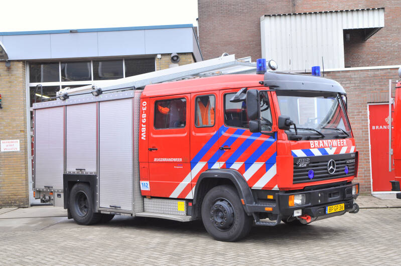 Kenteken: BF-GF-36 Roepnummer: 742 > 6112 > 03-89JBW Type voertuig: TS7 LD3200 HD250 T1500 Merk &amp; Type: Mercedes Benz 1124AF36[Ecol] Opbouw: Spijkstaal-Godiva Bouwjaar: 1996 In dienst: 1996 Uit dienst: 2014. Opmerkingen: Sinds 2008 tbv de jeugdbrandweer. 