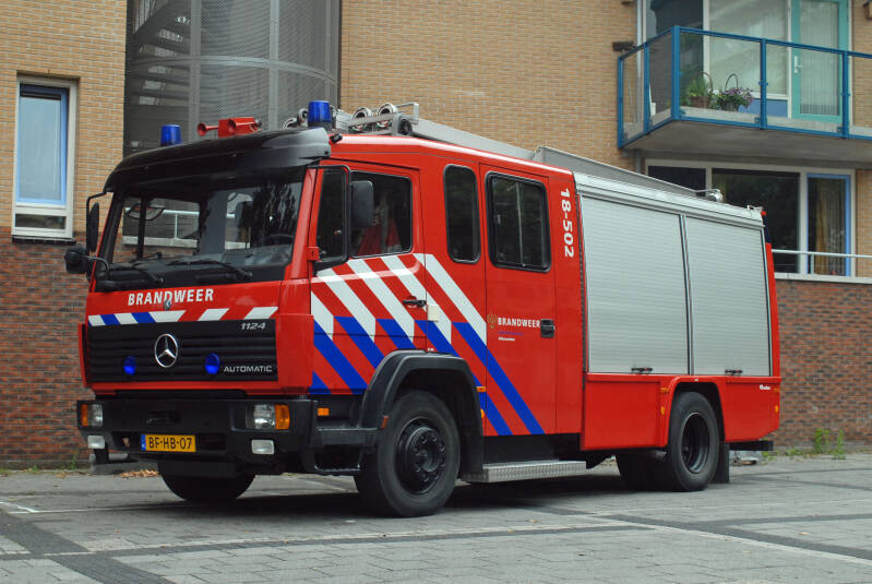 Kenteken: BF-HB-07 Roepnummer: 18-502 > 18-503 > 18-6733  Type voertuig: TS9 LD3000 HD250 T2000 Merk &amp; Type: Mercedes Benz 1124F36[Ecol] Opbouw: Rosenbauer Bouwjaar: 1997 In dienst: 1997 Uit dienst: 2021
