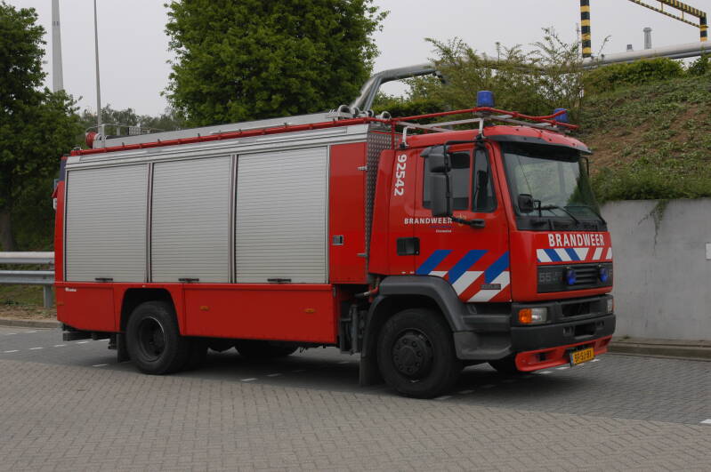 Kenteken: BF-SJ-81 Roepnummer: B8 > 92-542 Type voertuig: TS2 LD3000 HD260 T1500/500 P500 Merk &amp; Type: DAF FF55.230-13CE360 Opbouw: Kronenburg-Rosenbauer Bouwjaar: 1997 In dienst: 1997 Uit dienst: 2017 Standplaats: Geleen