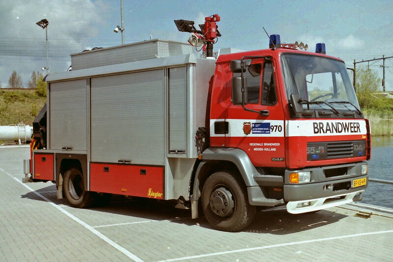 Kenteken: BF-XS-49 Roepnummer: 62-970 > 16-3170 Type voertuig: HV-KR Merk &amp; Type: DAF FF55.210-13CE390 Opbouw: Ziegler Brandweertechniek-Atlas Bouwjaar: 1998 In dienst: 1998 Uit dienst: 2021
