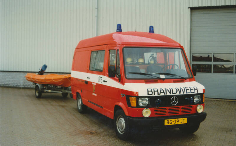Kenteken: BG-39-JT Roepnummer: 875 > 880 Type voertuig: GM. / WO Merk &amp; Type: Mercedes Benz 307D33 Opbouw: Eigen bouw Bouwjaar: 1983 In dienst: 1983 Uit dienst: 2000. Opmerkingen: Verkocht aan brandweer Lingewaal.