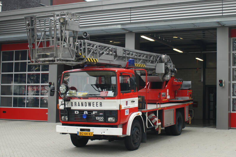 Kenteken: BG-44-XJ Roepnummer: 745 Type voertuig: AL-K24 Merk &amp; Type: DAF FF1300DT400 Opbouw: Riffaud Bouwjaar: 1983 In dienst: 1983 Uit dienst: 2004