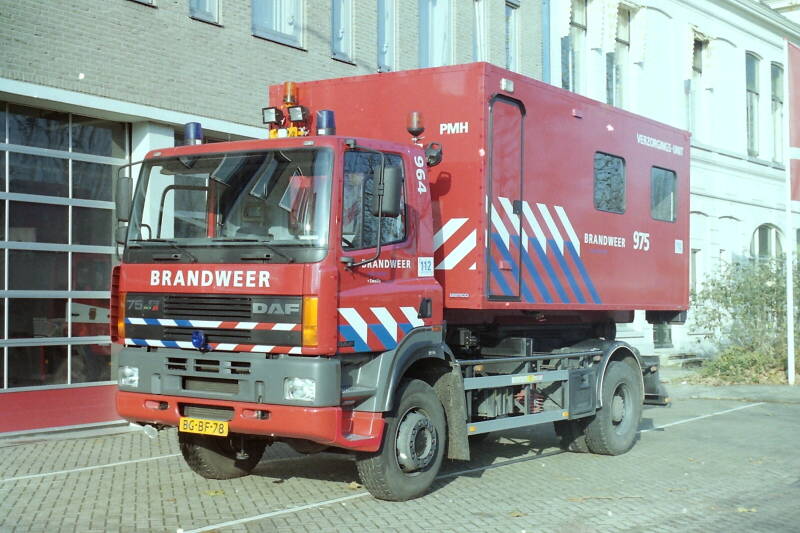 Kenteken: BG-BF-78 Roepnummer: 964 > 04-1686 Type voertuig: HA Merk &amp; Type: DAF FAV75.270RC400 Opbouw: Leebur Bouwjaar: 1998 In dienst: 1998 Uit dienst: 2008.Opmerkingen: Regionaal voertuig. Naar korps Dalfsen. 