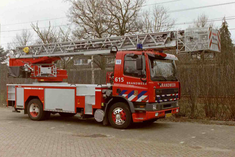 Kenteken: BG-HX-50 Roepnummer: 49-615 > 09-0752 Type voertuig: AL-K30 Merk &amp; Type: DAF FF75.270RC430 Opbouw: Magirus Bouwjaar: 1998 In dienst: 1998 Uit dienst: 2020 Standplaats: Bilthoven.Opmerkingen: Naar Zeist (09-6652)