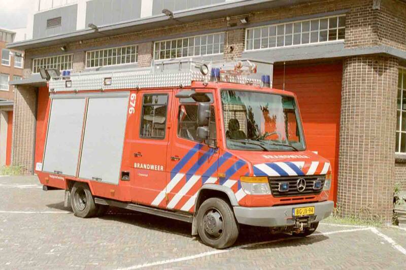 Kenteken: BG-JX-94 Roepnummer: 676 > 11-8071 Type voertuig: HV-2 / PM5 Merk &amp; Type: Mercedes Benz 814FD37[Vario] Opbouw: Rosenbauer Bouwjaar: 1998 In dienst: 1998 Uit dienst: 2013 Standplaats: Wormerveer - Wandelweg