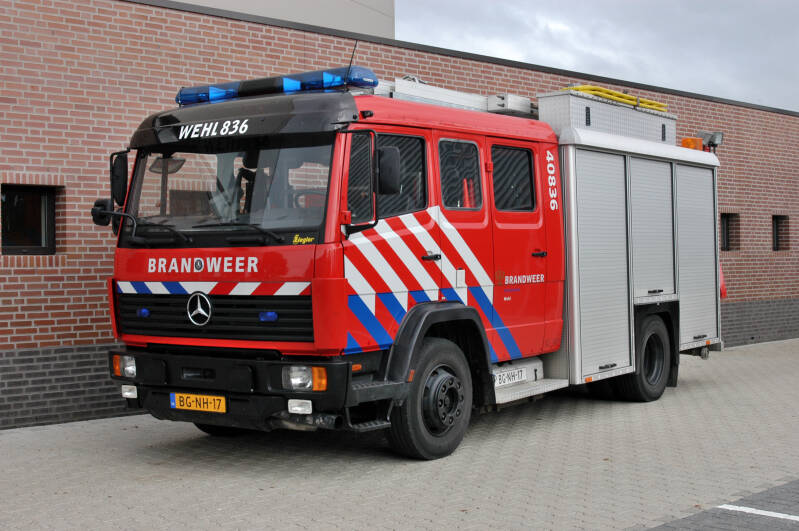 Kenteken: BG-NH-17 Roepnummer: 40-836 > 06-8633 Type voertuig: TS9 LD2800 HD265 T2500 Merk &amp; Type: Mercedes Benz 1124F36[Ecol] Opbouw: Ziegler Brandweertechniek Bouwjaar: 1998 In dienst: 1998 Uit dienst: 2015