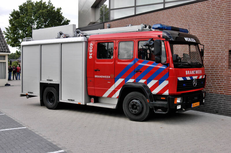 Kenteken: BG-NH-17 Roepnummer: 40-836 > 06-8633 Type voertuig: TS9 LD2800 HD265 T2500 Merk &amp; Type: Mercedes Benz 1124F36[Ecol] Opbouw: Ziegler Brandweertechniek Bouwjaar: 1998 In dienst: 1998 Uit dienst: 2015